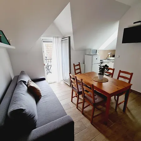 Apartment Eszter Koezel A Balatonhoz 5 Fo Reszere *